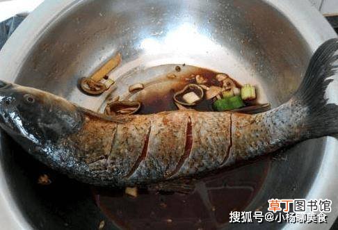 煎鱼时，直接下锅就错了，在鱼身上抹上“它”，保准不粘锅不破皮