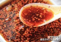 做辣椒油时，别直接浇热油，多加1个小动作，做好的辣椒油不会糊