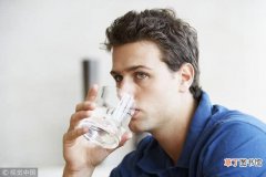 早上空腹喝水健康养生吗？这3点不留意，喝过相当于白喝！