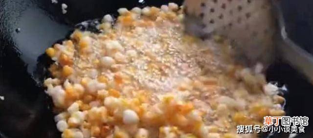 几十颗玉米仁放上淀粉，放热锅里面炸，酥脆俱全，小孩的零食小吃