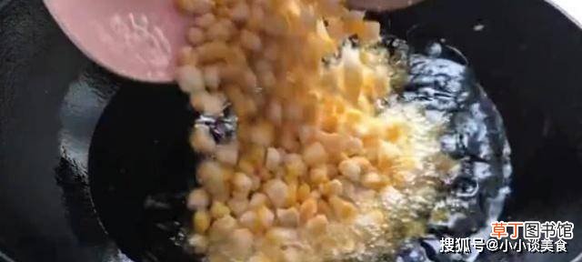 几十颗玉米仁放上淀粉，放热锅里面炸，酥脆俱全，小孩的零食小吃