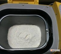 以前做面包都是：先将除黄油以外的材料，先揉成光滑面团