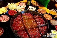 外国朋友带两个外国朋友去吃火锅，尝试一下中国特色