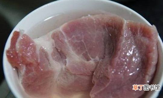 煮饭的时候，淘米水可别当废水倒掉，用它清洗猪肉非常好