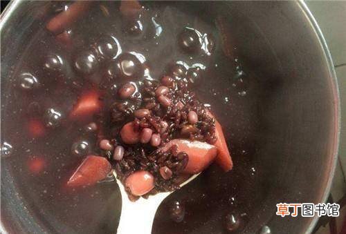 黑米“黑珍珠”和红豆一起煮，补血暖宫，脸色好，面若桃花