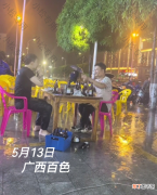两名男子在雨中喝酒谈心，老板：一人失恋