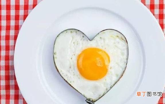 吃鸡蛋时最好别碰“它” ， 一起食用可能会喂活“癌细胞” ， 别忽视