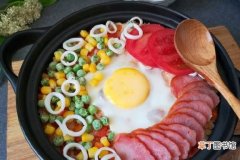 咖喱海鲜焖饭的做法和上次的有点相似，加入了可以增加口感的鸡蛋