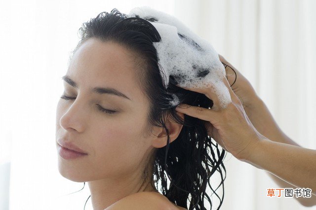 为什么用去屑洗发水头屑还更严重，真实原因让很多人哭了