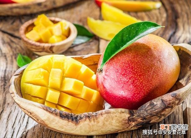 芒果富含纤维和果胶，对身体益处多，但也有食用禁忌要注意