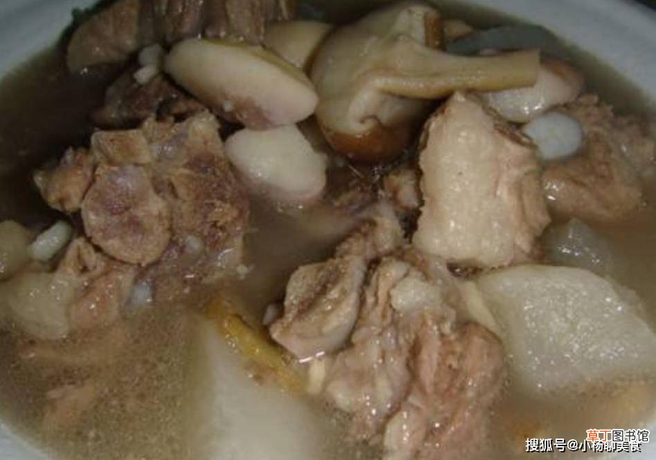菱角和排骨煲成一锅汤，清淡爽口，家人多喝健脾胃，滋补去秋燥