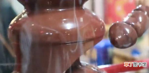 新奇街头甜品，纯手工制作巧克力裹浆“糖葫芦”，猜猜里面裹的是