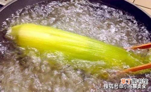 煮玉米直接把水倒掉，但是你知道煮玉米是很多功效的吗