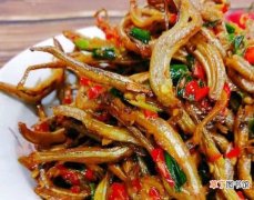 广东鸡煲、剁椒梅鲚鱼干、芹菜花生拌腐竹