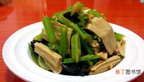 广东鸡煲、剁椒梅鲚鱼干、芹菜花生拌腐竹