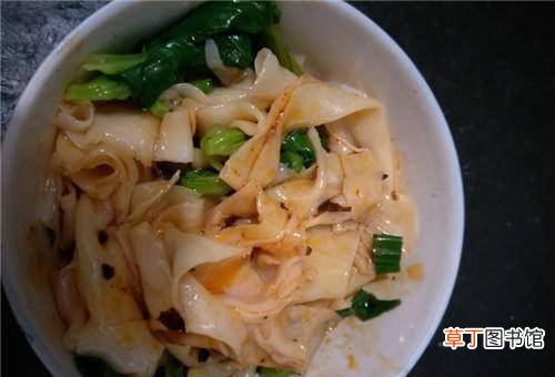 油泼面不用揉面，用剩下的饺子皮，做上一碗汤非常的简单