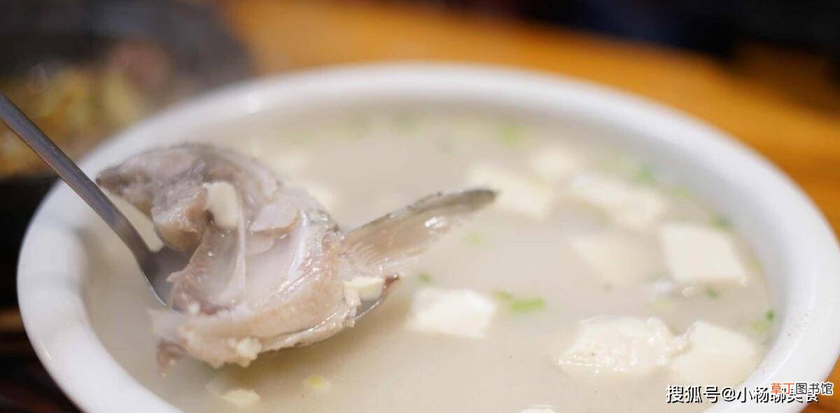 炖鱼汤时，不要直接冷水下锅，多加这3点，鱼汤浓白，味道鲜美