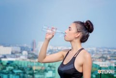 成年人每天喝多少水最好？过量喝水小心“水中毒”