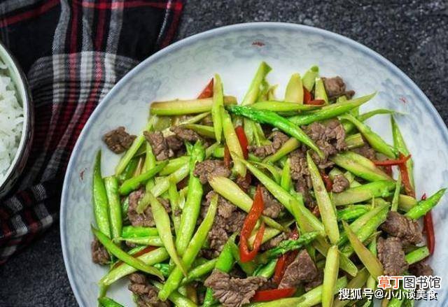 这是一道快手菜，芦蒿吃的就是一个脆嫩，和牛肉一起炒出来