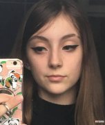 14岁英国妥瑞症美少女，直播化妆萌翻无数网友，坚强的人不认输