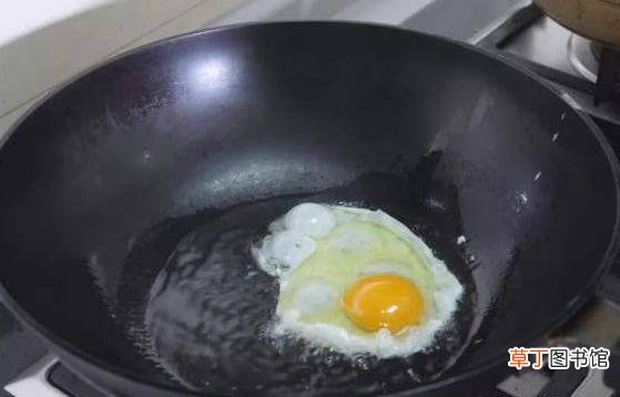 煎荷包蛋先热锅还是先热锅，看完最佳做法，鸡蛋外焦里嫩