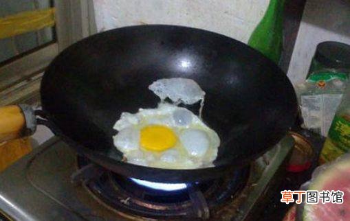 煎荷包蛋先热锅还是先热锅，看完最佳做法，鸡蛋外焦里嫩
