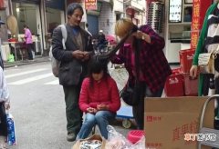 重庆小姑娘街上被人贴头皮剪头发哭闹不止，网友：收头发的过分了