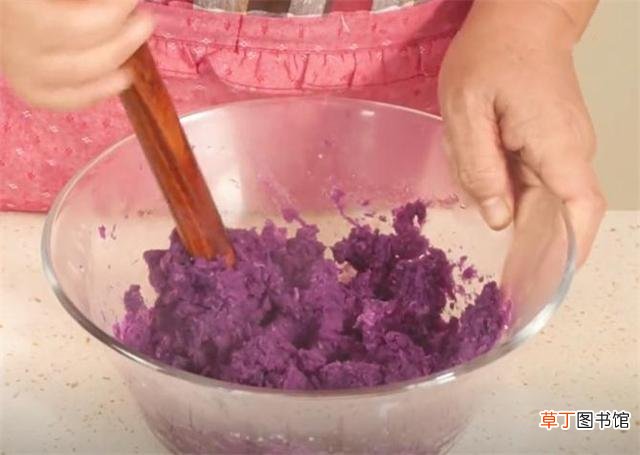 自己在家也能做面包，1块紫薯，半碗面粉，松软香甜，没有添加剂