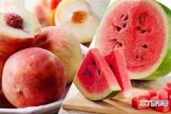【桃子】西瓜和桃子是夺命组合属谣言，二者同吃可消暑解暑：西瓜和桃子夺命