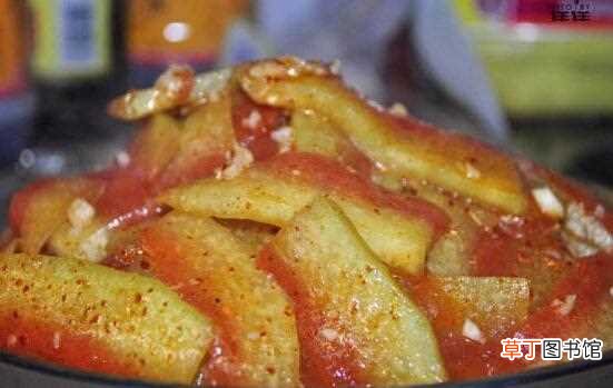 【西瓜】西瓜皮怎么腌制咸菜，腌制地瓜皮的四部曲：西瓜皮腌制咸菜的步骤 凉拌西瓜皮