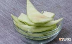 【西瓜】西瓜皮怎么腌制咸菜，腌制地瓜皮的四部曲：西瓜皮腌制咸菜的步骤