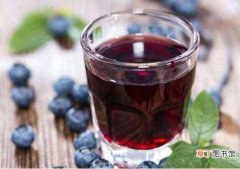 【制作】蓝莓酒的做法，蓝莓/冰糖/烈酒密封两个月即可饮用：蓝莓酒基本制作