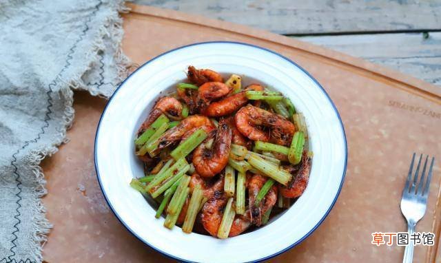 一把芹菜半斤虾，加上适量的麻辣香锅料，做出来的美味开胃又简单