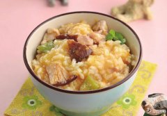 大米用营养丰富的菜汁炖熟，又入味又软烂，尤其适合晚餐食用