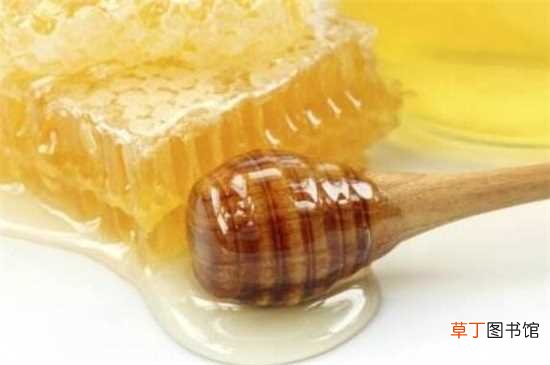 最好加热后食用 【吃】蜂蜜里的蜂蜡能吃吗，可以/生吃有微毒：蜂蜜里的蜂蜡能吃 蜂蜡的吃法