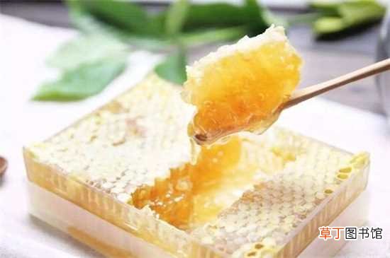 最好加热后食用 【吃】蜂蜜里的蜂蜡能吃吗，可以/生吃有微毒：蜂蜜里的蜂蜡能吃 蜂蜡的吃法
