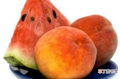 【桃子】西瓜和桃子能一起吃吗，可以一起吃而且营养互补：西瓜和桃子可以一