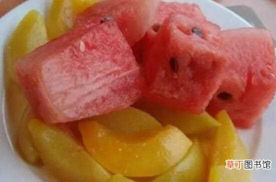 【桃子】西瓜和桃子能一起吃吗，可以一起吃而且营养互补：西瓜和桃子可以一起吃 哪些食物和西瓜、桃子同食会相克