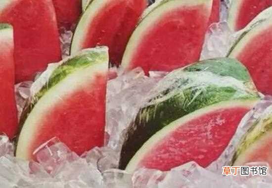 【吃】西瓜和油桃能一起吃吗，一起吃美容养颜还能降低血压：西瓜和油桃能一起吃 西瓜和桃子一起吃的好处
