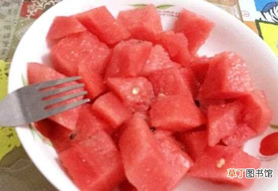 【吃】西瓜和油桃能一起吃吗，一起吃美容养颜还能降低血压：西瓜和油桃能一起吃 西瓜和桃子一起吃的好处