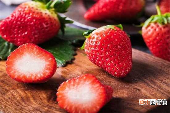 【水果】果肉是红色的水果有哪些，盘点十种红果肉的水果：果肉红色的水果：西瓜 草莓