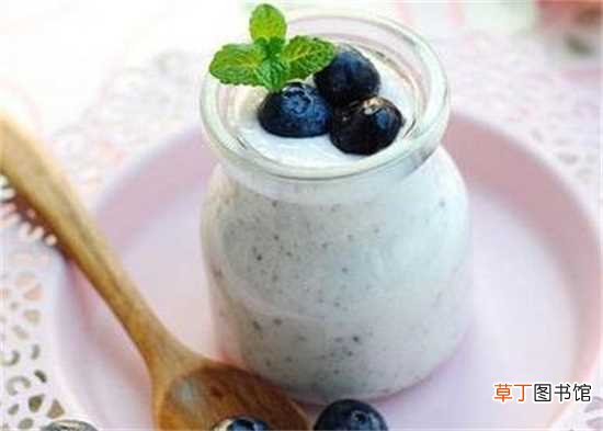【吃】蓝莓牛奶能一起吃吗，不建议一起吃容易腹痛腹泻：蓝莓牛奶不建议一起吃 蓝莓不能和3种食物一起吃
