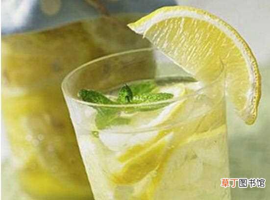 美容养颜又排毒 【蜂蜜】柠檬蜂蜜水的做法，柠檬蜂蜜水的功效：柠檬蜂蜜水做法 柠檬蜂蜜水功效