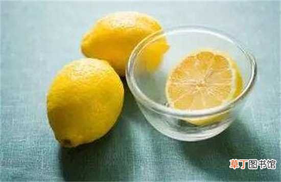 【冲泡】柠檬用凉白开泡可以吗，可以冲泡但是营养价值不高：柠檬用凉白开泡可以，但价值不高 柠檬最好是用40℃温水冲泡