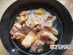 小土豆黑木耳炖土鸡的做法,鲜香粉糯，汤汁美味!