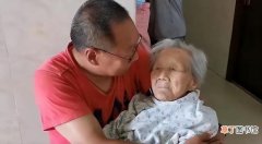 湖南衡阳：52岁儿子抱着百岁妈妈就医感动全网，“这是儿子的本分”