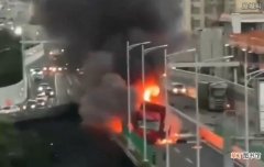 广州机场高速一货车起火伴有爆炸声 熊熊大火黑烟直冲云霄