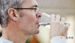 【尿酸】大量喝水一个星期尿酸低了真的假的?为什么多喝水尿酸还是没降下来