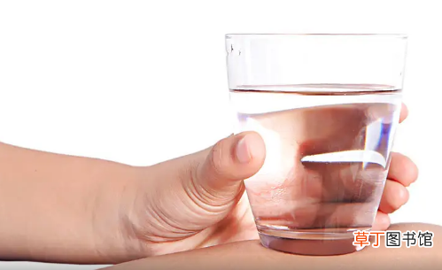 【尿酸】大量喝水一个星期尿酸低了真的假的?为什么多喝水尿酸还是没降下来