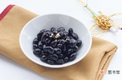 【吃】醋泡黑豆什么时候吃：醋泡熟黑豆两周可食，生黑豆需半年至一年
